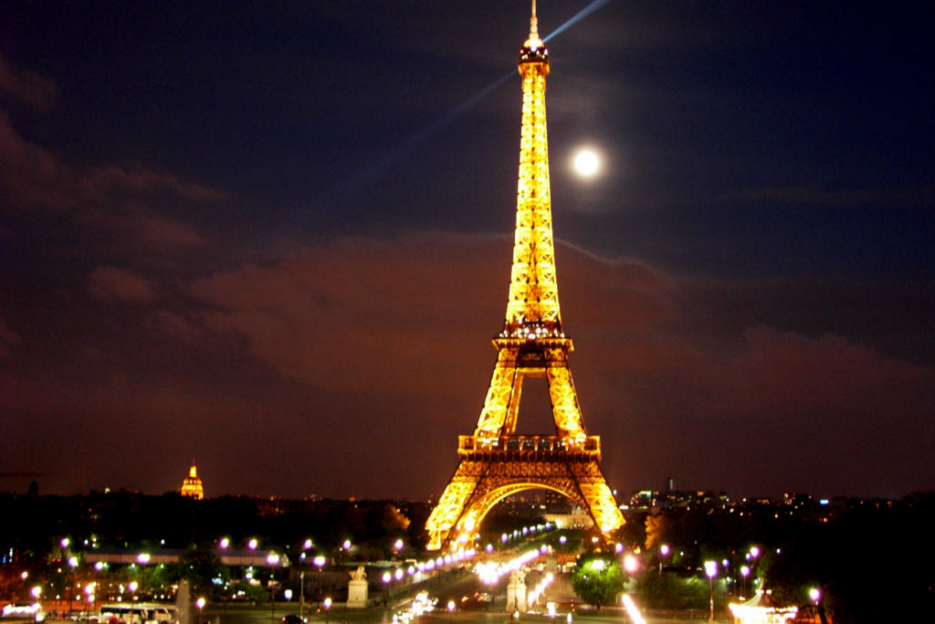 Eiffel_Tower_Paris_06