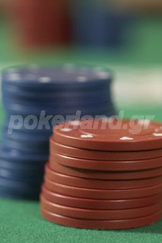 Παίζοντας με μεσαίο ζευγάρι σε κάποιο τουρνουά πόκερ